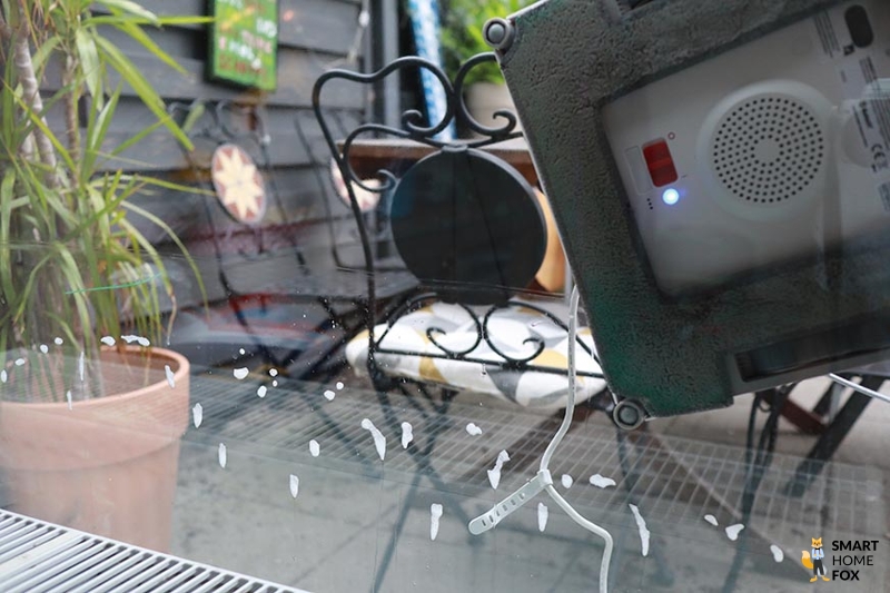 Im Test entfernt der Ecovacs Winbot W1 Pro Stiftgeschmiere von einem Fenster.